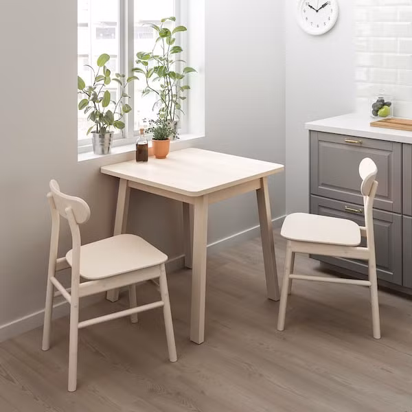Bàn ăn nhỏ, đặt gần cửa sổ để lấy ánh sáng. Cạnh bàn bo tròn nhằm đảm bảo an toàn cho những gia đình có trẻ nhỏ.