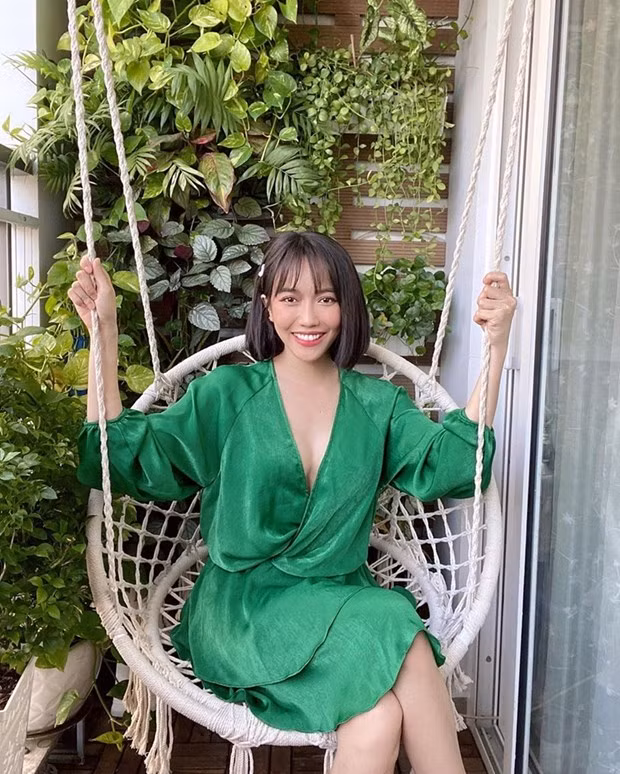 Diệu Nhi tận hưởng khoảnh khắc thảnh thơi ở góc vườn nhỏ. Bộ đầm ngủ xanh lá đã giúp cô nàng ''thổi bừng'' nhan sắc thành công.