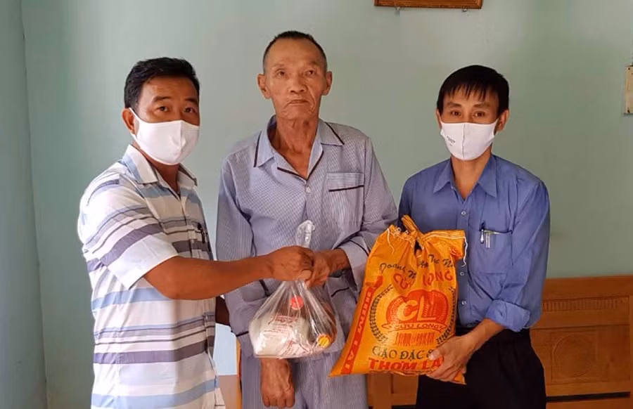 Những phần quà rất ý nghĩa cho người nghèo trong lúc này. Ảnh: Hà Phương