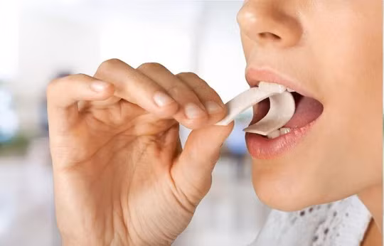 Kẹo cao su: Nuốt kẹo su có thể làm tắc ống tiêu hóa và gây táo bón. Tốt nhất không nên để trẻ dưới 5 tuổi nhai kẹo cao su, vì các bé rất dễ nuốt luôn kẹo khi hết vị ngọt.