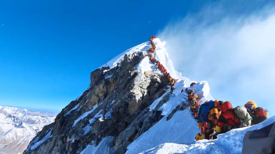 Dòng người đang chinh phục nóc nhà thế giới - Ảnh: GETTY IMAGES