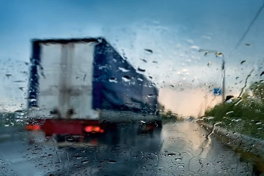  Lái xe trên đường mưa bão luôn tiềm ẩn nhiều nguy cơ tai nạn giao thông. Ảnh Trần Khanh.