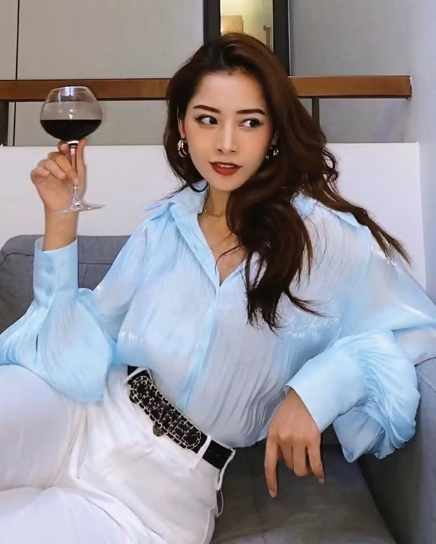 Khi không thể ra nhà hàng, Chi Pu vẫn có thể mở tiệc tại gia, thư thả uống rượu vang với trang phục sang chảnh. Cô nàng diện sơ mi tay phồng với quần cạp cao, makeup chỉn chu, làm bật vẻ kiêu kỳ, sắc sảo.