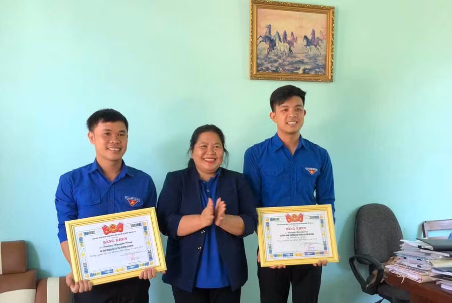 Chị Hà Thị Giang Thảo-Phó Bí thư Tỉnh Đoàn tặng bằng khen gương người tốt-việc tốt tiêu biểu tháng 3 cho anh Trương Nguyên Cang (bìa trái). Ảnh: Phan Lài 