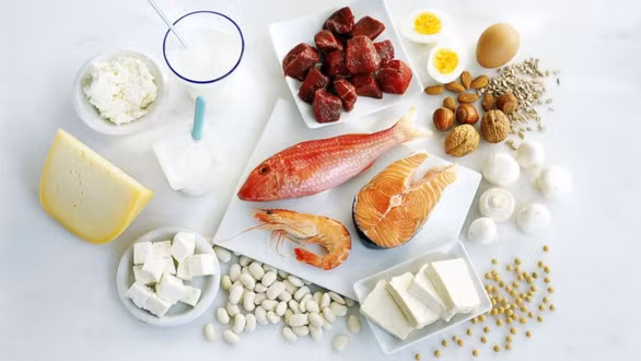 Dù nhu cầu năng lượng có giảm dần theo tuổi, nhu cầu chất đạm, vitamin và khoáng chất ở người cao tuổi không thay đổi mấy so với người trưởng thành - Ảnh: AFP