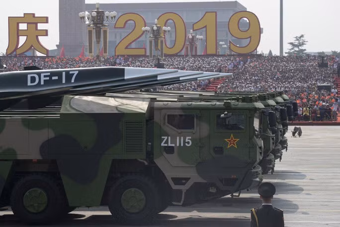 DF-17, tên lửa siêu thanh của Trung Quốc, xuất hiện trong lễ duyệt binh hồi tháng 10-2019. Ảnh: AP DF-17, tên lửa siêu thanh của Trung Quốc, xuất hiện trong lễ duyệt binh hồi tháng 10-2019. Ảnh: AP