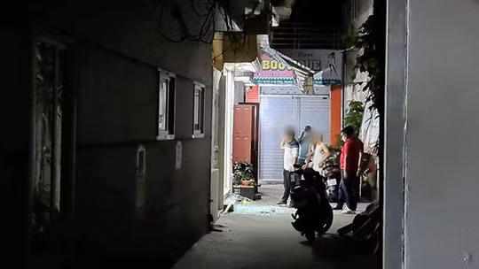 Lực lượng chức năng đang khám nghiệm, điều tra tại hiện trường Lực lượng chức năng đang khám nghiệm, điều tra tại hiện trường