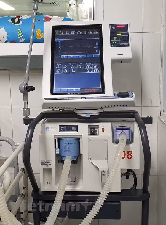 Một chiếc máy thở đang sử dụng điều trị cho bệnh nhân. (Ảnh: PV/Vietnam+)
