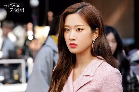 Tuy nhiên, suốt nhiều năm, Moon Ga Young vẫn là cái tên xa lạ đối với phần đông khán giả. Một phần do ngoại hình của cô chưa thực sự nổi bật giữa dàn nhan sắc cùng thời. Có ý kiến cho rằng trong suốt một thời gian dài, cô bị đóng khung với những vai diễn nữ sinh có phần mờ nhạt. Hình tượng thuần khiết, dịu dàng quá phổ biến khiến Ga Young dễ bị lãng quên.