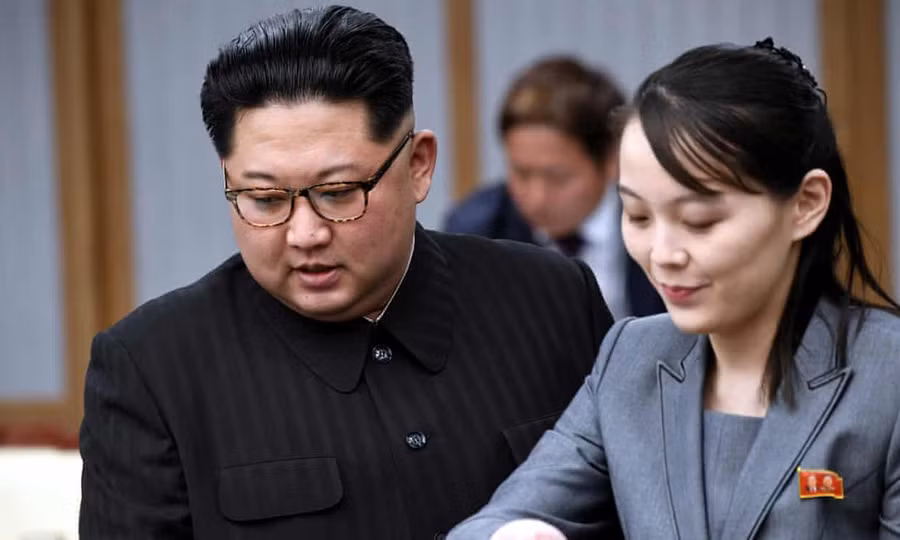 Bà Kim Yo Jong với anh trai trong cuộc gặp với Tổng thống Hàn Quốc Moon Jae In tại khu phi quân sự năm 2018. Ảnh: Reuters. Bà Kim Yo Jong với anh trai trong cuộc gặp với Tổng thống Hàn Quốc Moon Jae In tại khu phi quân sự năm 2018. Ảnh: Reuters.