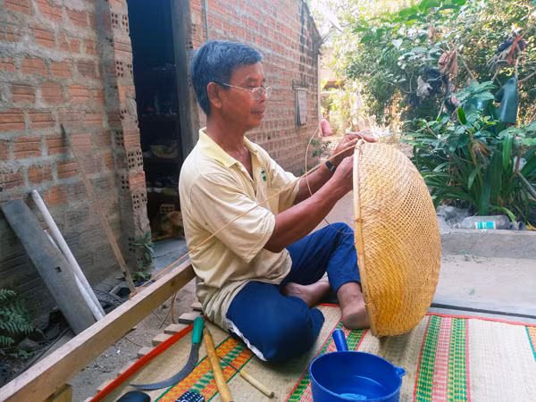 Ông Rah Lan Djeng (thôn Ma Rin 1, xã Ia Ma Rơn, huyện Ia Pa) cần mẫn đan rổ tre. Ảnh: R.H Ông Rah Lan Djeng (thôn Ma Rin 1, xã Ia Ma Rơn, huyện Ia Pa) cần mẫn đan rổ tre. Ảnh: R.H