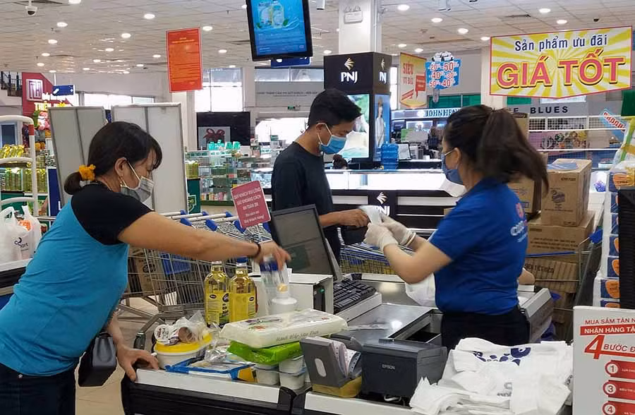  Đảm bảo khoảng cách an toàn người cách người 2 m khi tính tiền tại Siêu thị Co.op Mart Pleiku. Ảnh: N.Y