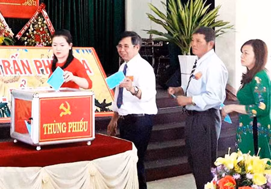  Bỏ phiếu bầu Ban Chấp hành Đảng bộ thị trấn Phú Hòa nhiệm kỳ 2020-2025. Ảnh: M.T
