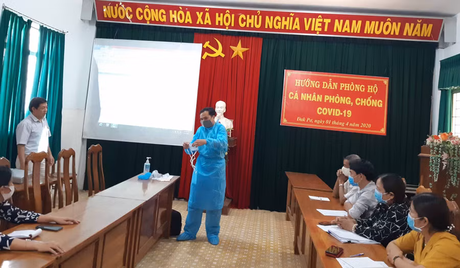 Hướng dẫn cách mặc đồ phòng hộ chống dịch Covid 19. Ảnh: Tuyết Mai