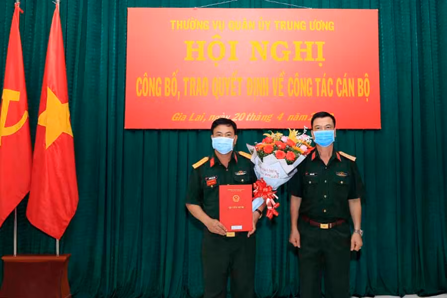 Thiếu tướng Bùi Huy Biết, Chính ủy Quân đoàn 3 tặng hoa chúc mừng Đại tá Nguyễn Anh Tuấn nhận cương vị mới. Ảnh: Duy Hiển