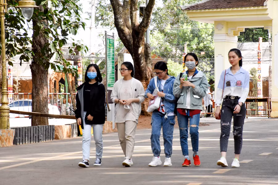 Tiết trời nắng nóng nên nhiều bạn trẻ vui lễ cùng nhau tại các khu du lịch gần nhà. Ảnh: Trần Dung