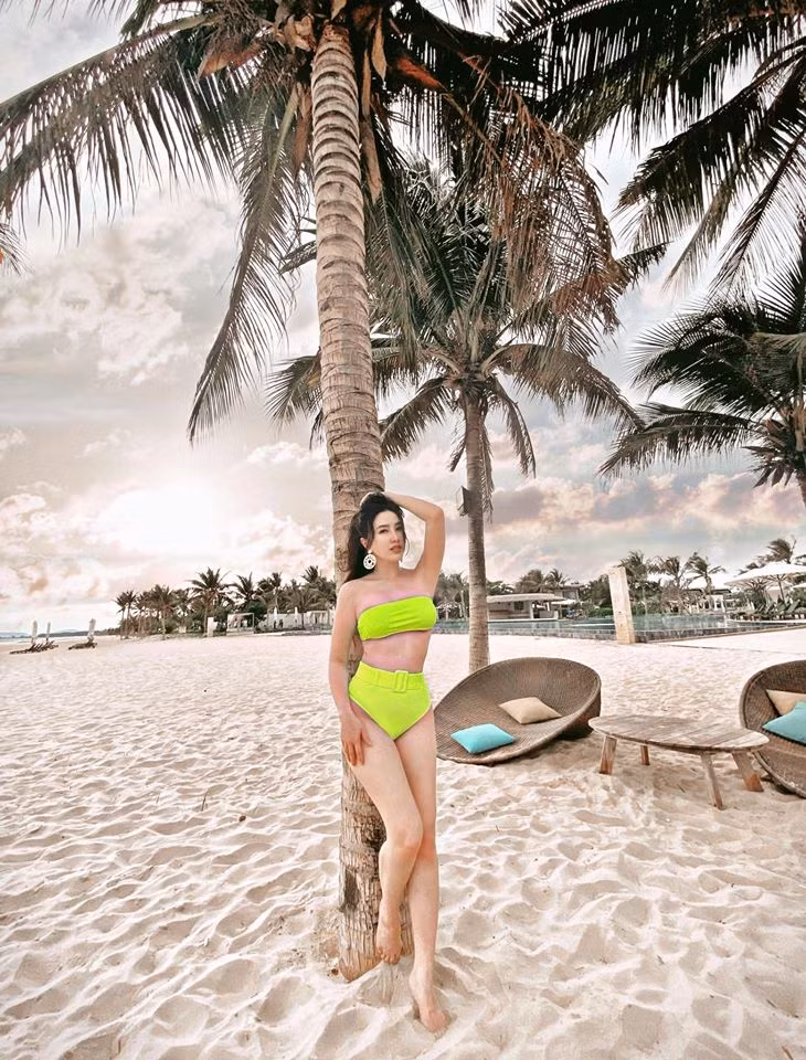 Trong ngày, Bảo Thy diện bộ bikini màu xanh bắt mắt khiến fan trầm trồ vì thân hình chuẩn đồng hồ cát. Nữ ca sĩ quan niệm: 