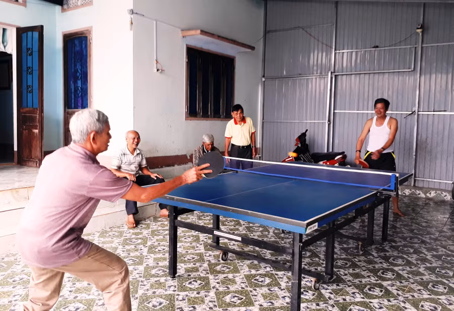 Không khí luyện tập thể thao của các cụ rất sôi nổi. Ảnh: Mai Ka