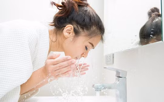 Các chuyên gia khuyến cáo rằng chúng ta chỉ nên rửa mặt tối đa 2 lần/ ngày để đảm bảo làn da được làm sạch và chăm sóc đúng cách.