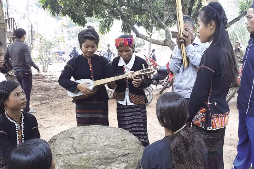 Bà Y La hướng dẫn thành viên trẻ tuổi của CLB học sử dụng nhạc cụ và hát dân ca truyền thống. Bà Y La hướng dẫn thành viên trẻ tuổi của CLB học sử dụng nhạc cụ và hát dân ca truyền thống.