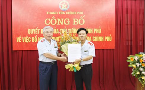 Tổng Thanh tra Chính phủ Phan Văn Sáu trao quyết định và tặng hoa chúc mừng Phó Tổng Thanh tra Chính phủ Bùi Ngọc Lam