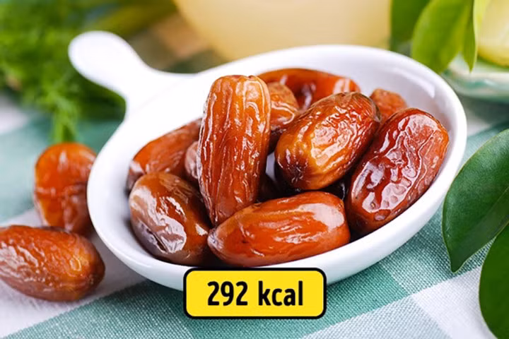 Chà là là trái cây lành mạnh và bổ dưỡng, chúng thường được khuyên dùng như một bữa ăn nhẹ và chúng cũng có thể được sử dụng để thay thế đường.