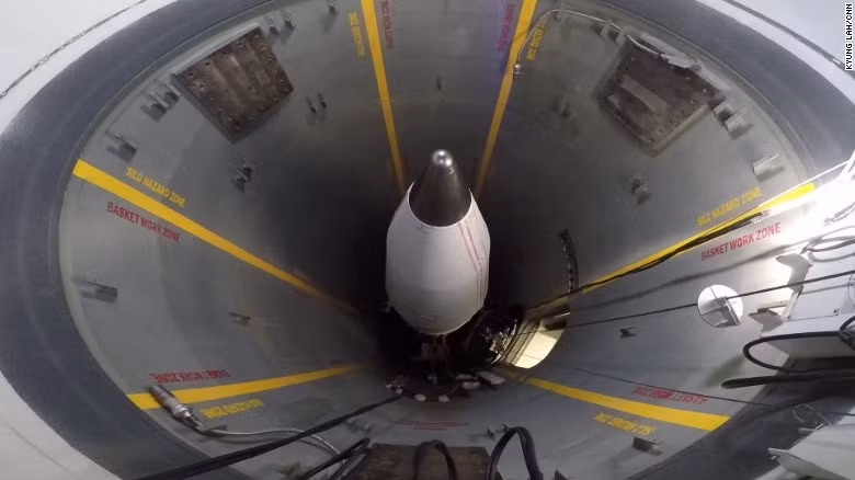 Tên lửa đánh chặn GBI bên trong silo tại căn cứ Fort Greely, Alaska. Tên lửa đánh chặn GBI bên trong silo tại căn cứ Fort Greely, Alaska.