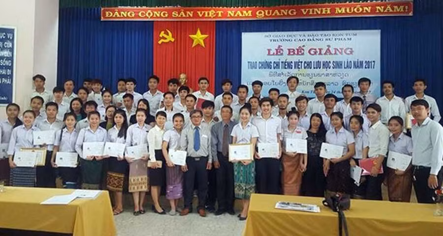 Lớp du học sinh Lào sau 1 năm học tập tiếng Việt trên đất Kon Tum. Ảnh: Quang Thái Lớp du học sinh Lào sau 1 năm học tập tiếng Việt trên đất Kon Tum. Ảnh: Quang Thái