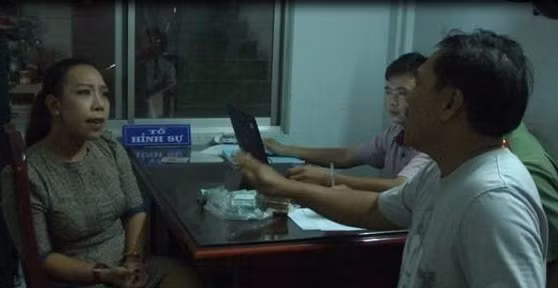  Phạm Lê Hoàng Uyển (trái) tại cơ quan điều tra