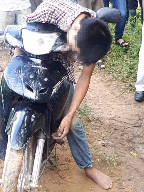Nam thanh niên được cho là tử vong bất thường trên chiếc xe máy ven đường.