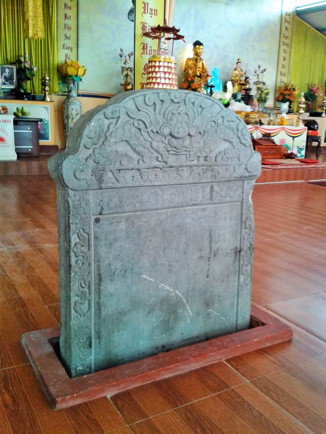 Tấm bia cổ miêu tả ngôi chùa đẹp như ngôi chùa trong Hoàng thành Huế.