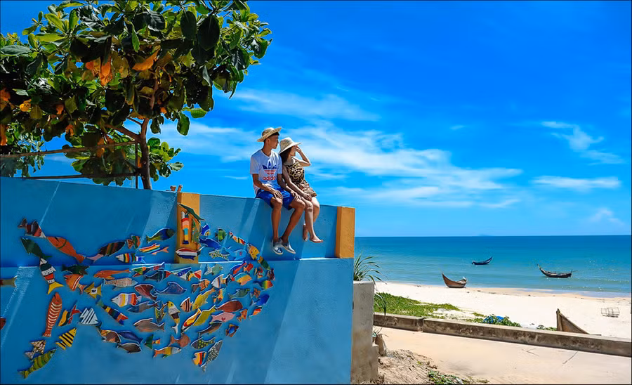 Từ khi được hoàn thiện đến nay, làng bích họa Tam Thanh thu hút rất đông du khách, đặc biệt là giới trẻ và những người yêu nghệ thuật. Nơi đây chỉ cách Hội An khoảng 45 km, đường ven biển khá dễ đi, băng qua những khu vực thiên nhiên hoang sơ, yên bình. Ảnh: Hai Hoang.