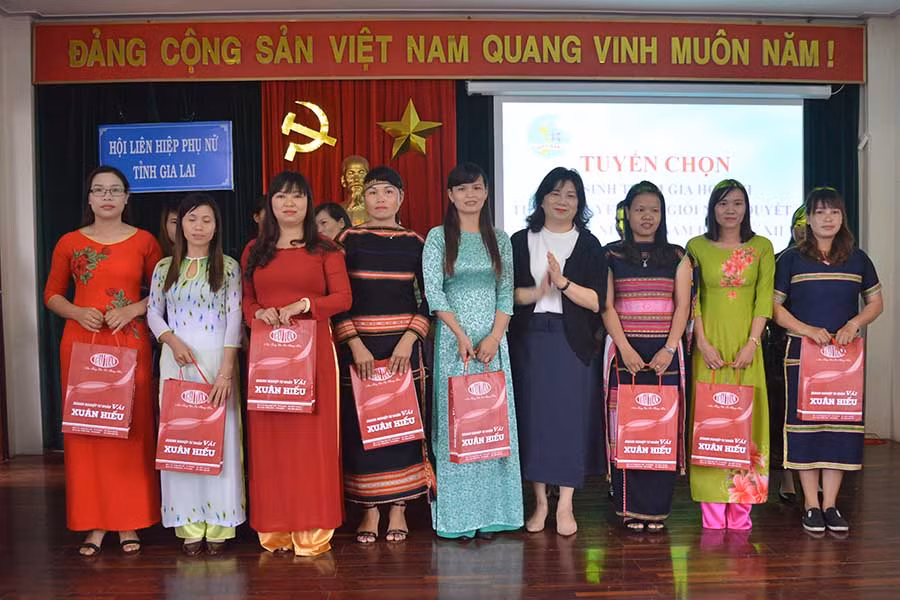  Chủ tịch Hội Liên hiệp Phụ nữ tỉnh trao quà cho các thí sinh. Ảnh: Anh Huy