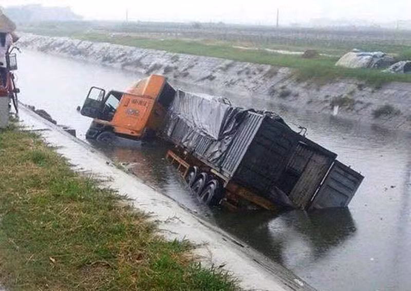 Xe container lật ngửa dưới sông sau khi gây tai nạn. Ảnh: otofun