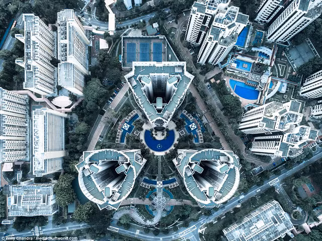 Bộ ba khối tháp giống hệt nhau ở trung tâm Singapore được cây xanh tươi tốt bao quanh