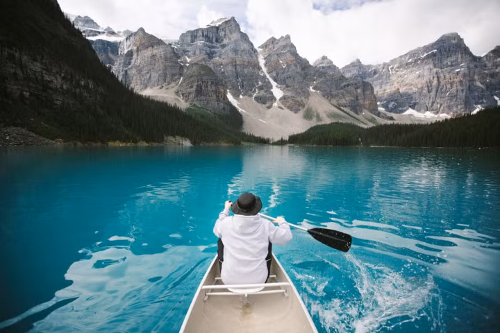  Hồ Moraine, Canada. Khó có thể tưởng tượng có một cái hồ đẹp mê hồn giữa điệp trùng núi non hùng vĩ như vậy.