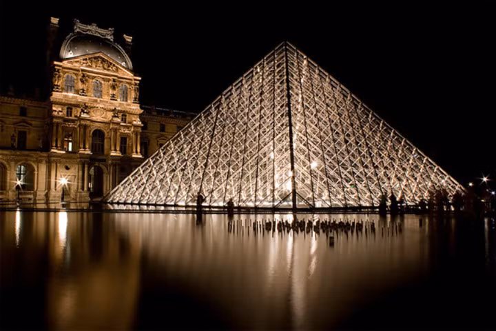  Nghệ thuật và bảo tàng: Chúng ta đều biết rằng Paris là thành phố của nghệ thuật. Có rất nhiều tuần lễ thời trang, văn hoá được tổ chức tại thành phố này, thu hút sự chú ý từ khắp nơi trên thế giới. Bên cạnh đó, có rất nhiều viện bảo tàng đẹp như Bảo tàng de l'Air et de l'Espace, Bảo tàng de l'Armée,... giới thiệu các tác phẩm của các nghệ sĩ nổi tiếng thế giới. Nếu bạn là người quan tâm đến nghệ thuật và bảo tàng, bạn sẽ rất xúc động khi đến thăm những nơi này.