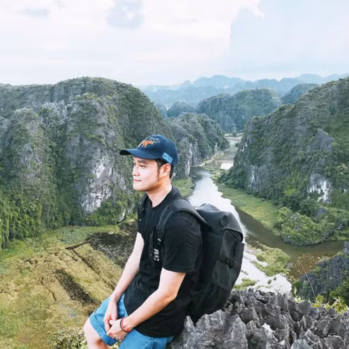 Mới đây nhất, sau những chuyến vi vu khắp năm châu thì Quang Vinh cũng chọn Ninh Bình làm địa điểm nghỉ dưỡng của mình. Nam ca sĩ cũng khoe nhiều hình ảnh tuyệt đẹp được chụp ở vùng đất Cố đô này. Mới đây nhất, sau những chuyến vi vu khắp năm châu thì Quang Vinh cũng chọn Ninh Bình làm địa điểm nghỉ dưỡng của mình. Nam ca sĩ cũng khoe nhiều hình ảnh tuyệt đẹp được chụp ở vùng đất Cố đô này.