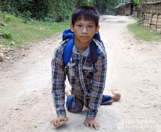 Bị tật nguyền từ lúc sinh ra, những năm học tiểu học và THCS Lương Văn Mậu đến lớp chủ yếu nhờ đôi tay.