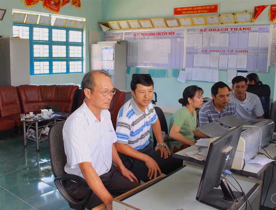 Giáo viên các trường tập trung triển khai nhiệm vụ, chuẩn bị cho ngày tựu trường. Ảnh: Hồng Thi