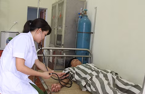Thượng úy Cao Phương Loan đang khám cho phạm nhân tại Bệnh xá.