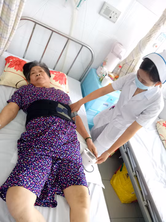 Cụ H. được kiểm tra trước khi cho xuất viện