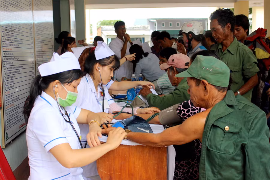 Các y-bác sĩ tận tình thăm khám, tư vấn sức khỏe cho người dân. Ảnh: Hồng Thi