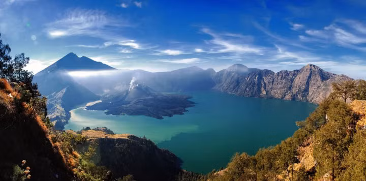 Hồ Crater (Oregon), Mỹ Hồ Crater là hồ sâu nhất nước Mỹ, trải rộng gần 610 mét và được bao quanh bởi các vách đá cao 610 mét so với mực nước hồ.