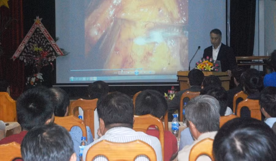 GS. Jun Seo Park trình bày kỹ thuật phẫu thuật nội soi đại trực tràng. Ảnh: N.T