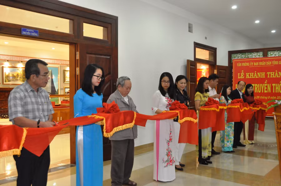 Văn phòng UBND tỉnh tổ chức khánh thành Phòng truyền thống cơ quan Văn phòng UBND tỉnh. Ảnh: Trần Dung