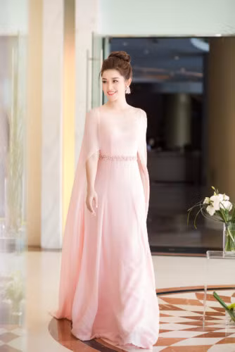 Bộ váy gam màu pastel duyên dáng, với chi tiết hai vạt váy cách điệu khiến Huyền My xinh đẹp tựa một ‘nữ thần’. Bộ váy gam màu pastel duyên dáng, với chi tiết hai vạt váy cách điệu khiến Huyền My xinh đẹp tựa một ‘nữ thần’.
