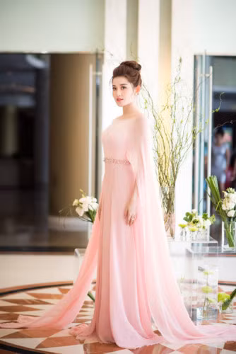Chuẩn bị cho một cuộc thi quốc tế không hề đơn giản, không chỉ là công sức, tiền bạc mà còn là tâm huyết của cả một ê-kíp. Trong mấy tháng qua, Huyền My đã phải liên tục gặp gỡ công ty nắm giữ bản quyền cuộc thi Miss Grand tại Việt Nam để bàn bạc về các ý tưởng chuẩn bị cho cuộc thi. Chuẩn bị cho một cuộc thi quốc tế không hề đơn giản, không chỉ là công sức, tiền bạc mà còn là tâm huyết của cả một ê-kíp. Trong mấy tháng qua, Huyền My đã phải liên tục gặp gỡ công ty nắm giữ bản quyền cuộc thi Miss Grand tại Việt Nam để bàn bạc về các ý tưởng chuẩn bị cho cuộc thi.