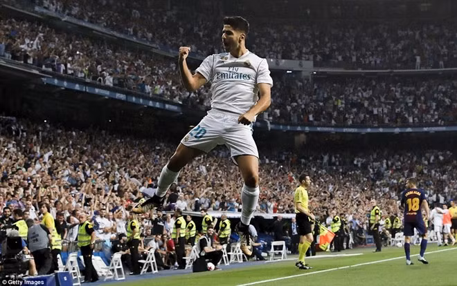 Marco Asensio ăn mừng sau khi lập siêu phẩm vào lưới Barcelona.