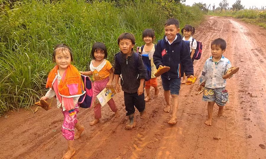 Đường đến điểm trường của các em nhỏ thôn Bình Lợi, xã Cư M’Lan. Ảnh: Dạ Yến Thảo Đường đến điểm trường của các em nhỏ thôn Bình Lợi, xã Cư M’Lan. Ảnh: Dạ Yến Thảo
